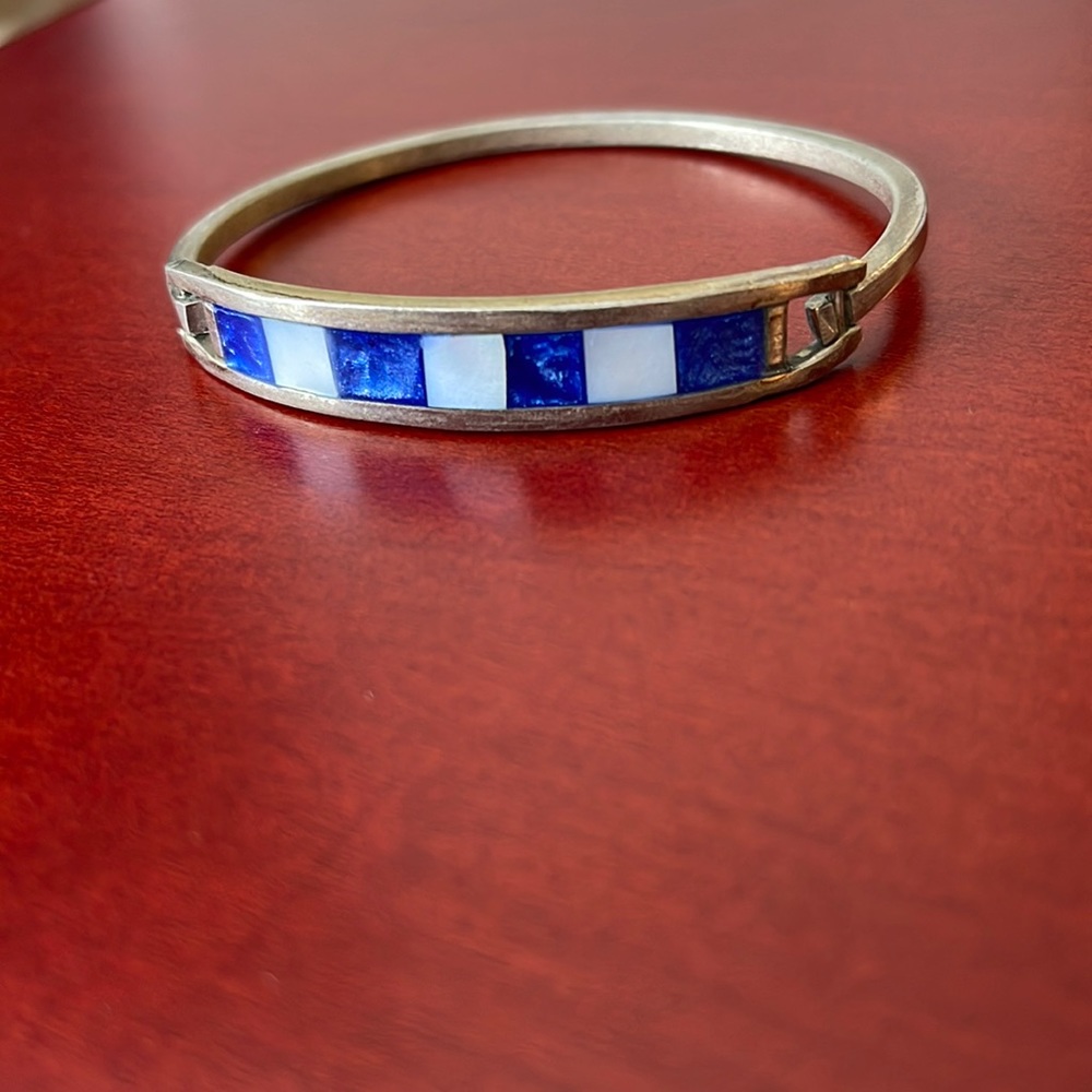 5/$15✨ Blue and white stone bangle from Mexico